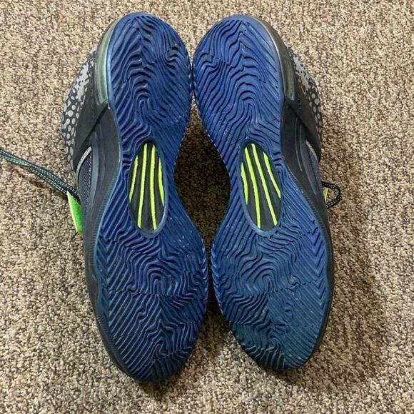 Nike Black and Green Athletic Sneakers with Modern Design - Picture 3 of 5